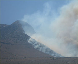 karger griechischer Berg brennt