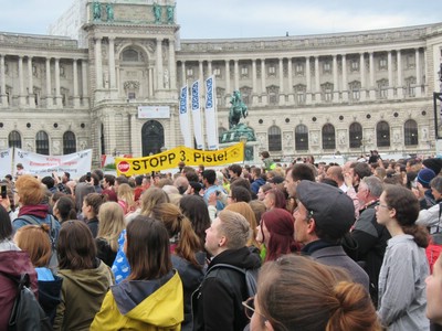 Protest gegen 3. Piste beim gut besuchten Climate Kirtag