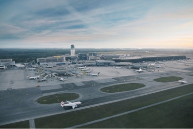 Flughafen Wien - viel Beton und Kondensstreifen durch Flugverkehr